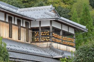 軒先につるされた干し柿